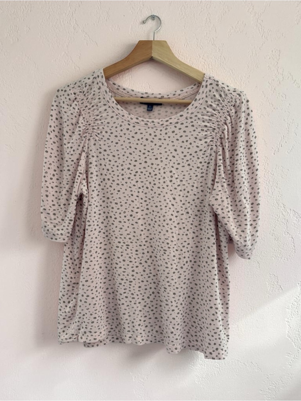Democracy Light Pink Short Sleeve Tee with Tiny Gray Print Size: S